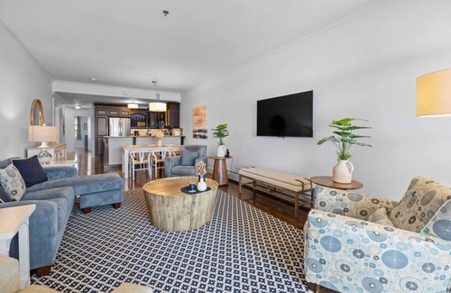 Queens Square Condo | Luxury Waterfront 3 Bdrm Condo Downtown Ch'town
