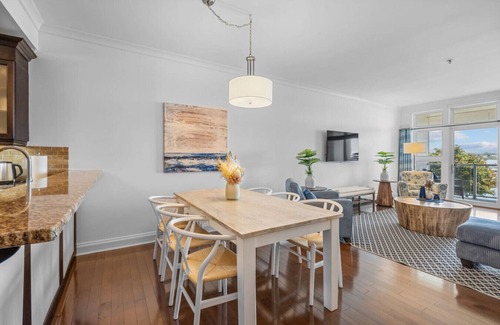 Queens Square Condo | Luxury Waterfront 3 Bdrm Condo Downtown Ch'town