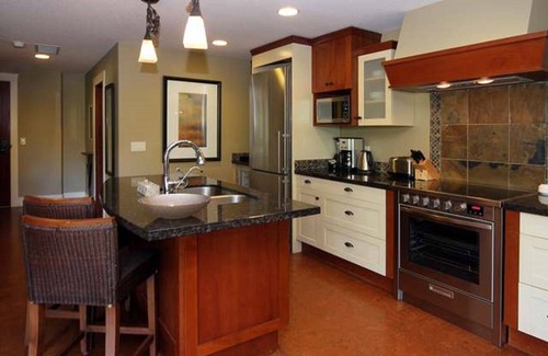Canmore Condo | Mökki Mountain Suite - corner unit with mountain views