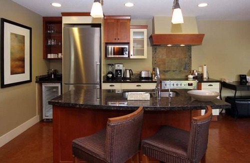 Canmore Condo | Mökki Mountain Suite - corner unit with mountain views