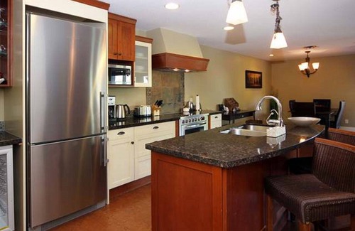 Canmore Condo | Mökki Mountain Suite - corner unit with mountain views