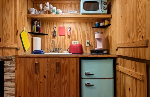 Eureka Springs Historic District Cabin | Magnolia@The Woods Cabins - Adorable cabin - 5 minute walk to downtown Eureka