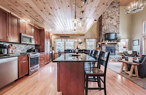 Sunday River Area House | Maine Ski House - Speed WiFi, HotTub, Treasure Hunts, Hobbit Hole House, Arcade Game