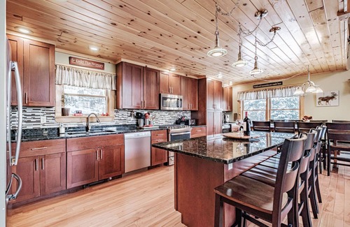 Sunday River Area House | Maine Ski House - Speed WiFi, HotTub, Treasure Hunts, Hobbit Hole House, Arcade Game