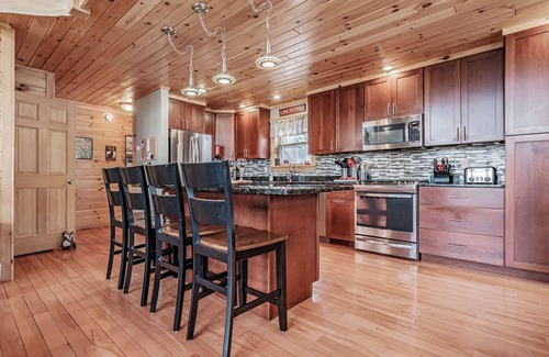 Sunday River Area House | Maine Ski House - Speed WiFi, HotTub, Treasure Hunts, Hobbit Hole House, Arcade Game