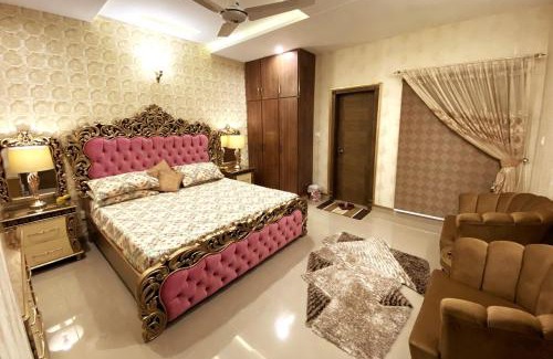 Islamabad Apartment | Majestic 2 Bedroom CONDO 1 Minute from GIGA Mall