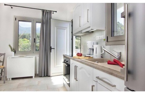 Lefktron Apartment | Mani Deluxe Suite with Sea View