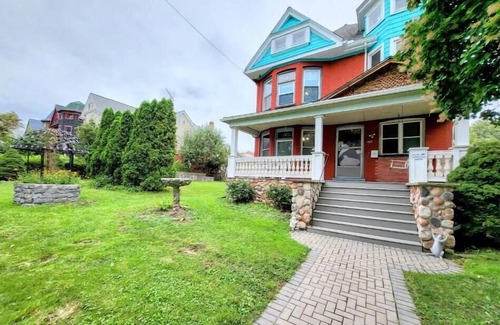 Downtown Niagara Falls House | Manor on Memorial