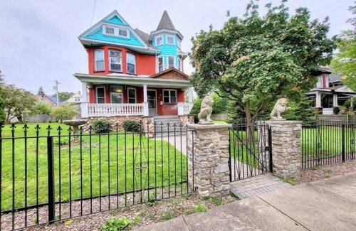 Downtown Niagara Falls House | Manor on Memorial