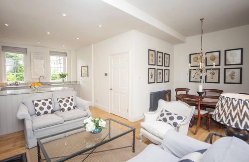 Upper Town Apartment | Margaret's 1770 Townhouse - Beautiful Georgian Townhouse tucked away on little pedestrianised stree