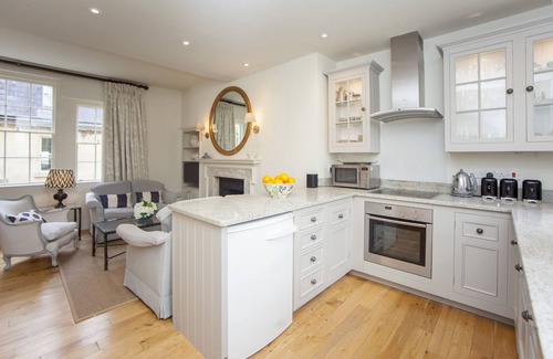 Upper Town Apartment | Margaret's 1770 Townhouse - Beautiful Georgian Townhouse tucked away on little pedestrianised stree