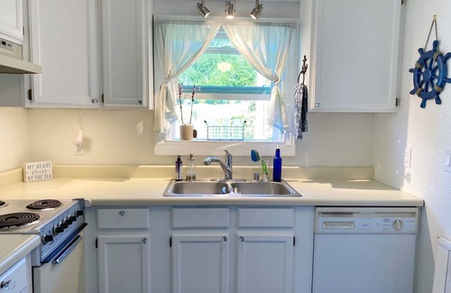West Hills House | Marina View Cottage on the Ocean