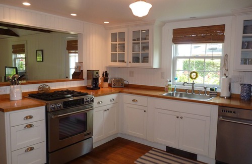 Edgartown House | Marthas Vineyard Edgartown Cottage - Easy walk to village, outdoor shower, linen