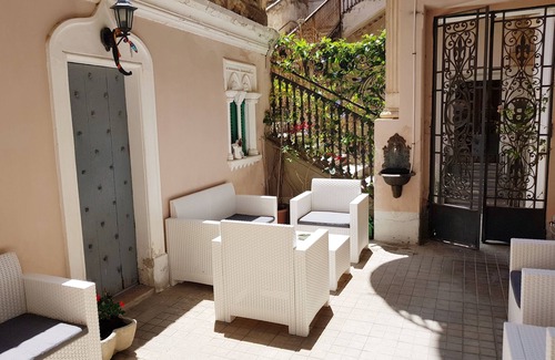 Tropea Apartment | Martina, centre, 5 min. walk beach, 10 min walk trainstation in palazzo 1721