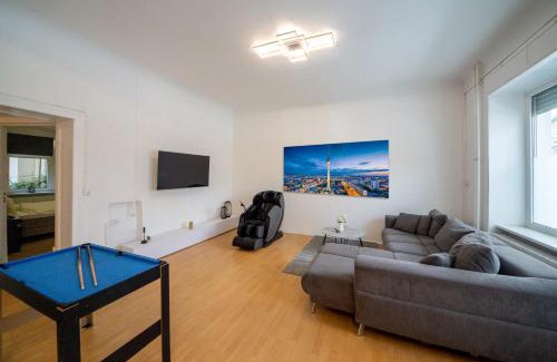 Schillerkiez Apartment | Massagesessel, King-Sized Bed, Billardtisch, 2 Couches