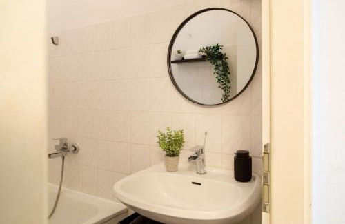 Schillerkiez Apartment | Massagesessel, King-Sized Bed, Billardtisch, 2 Couches
