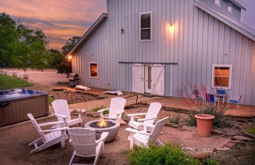 Fredericksburg House | Meadows Farmhouse - Hot Tub & 5 mins to Main