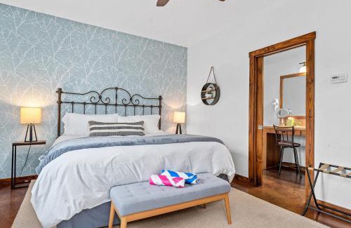 Fredericksburg House | Meadows Farmhouse - Hot Tub & 5 mins to Main