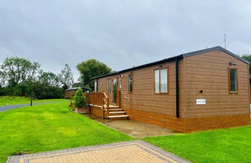 Malton Cabin | Meadows Lodge with Hot Tub
