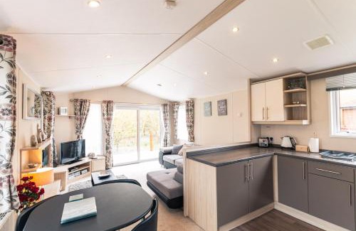 Malton Cabin | Meadows Lodge with Hot Tub