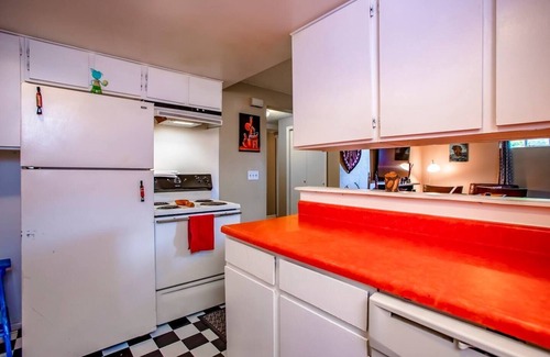 East Colfax Apartment | Medical Stay Near Anschutz | $3499 All-Incl | Pets
