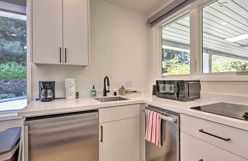 Linfield Oaks Apartment | Menlo Park Studio ~ 2 Mi to Stanford University