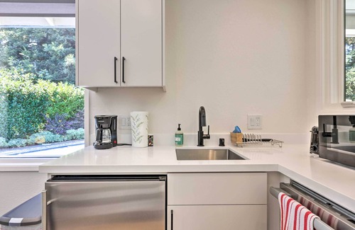 Linfield Oaks Apartment | Menlo Park Studio ~ 2 Mi to Stanford University
