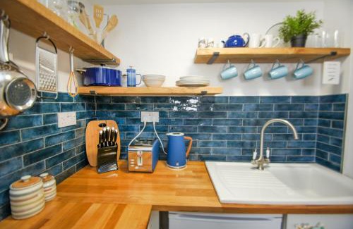 Hove Apartment | Mermaid Cottage - Wood Burner- by Brighton Holiday Lets