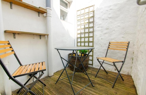 Hove Apartment | Mermaid Cottage - Wood Burner- by Brighton Holiday Lets
