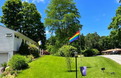 Staatsburg Apartment | Mid-Century DJs Dream near Rhinebeck