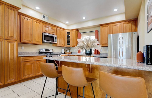 Lincoln Acres House | Mid Century Modern 4Bedroom Family Townhome