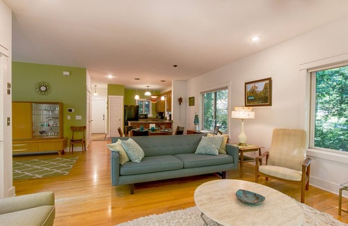 Massanutten House | Mid-Century Modern: Pet Friendly-Hot Tub~Grill~Creekside