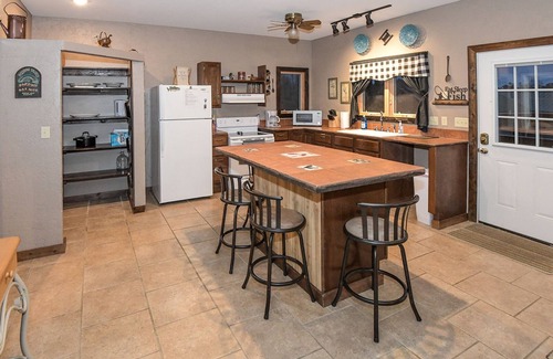 Groveoak Cabin | Mid-Lake Perfection w/a Covered Boat Port w/Power - Pets