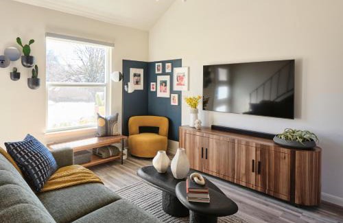 St. Edwards Apartment | Midcentury Couples Designer Loft - Casa Tuya