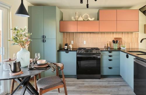 St. Edwards Apartment | Midcentury Couples Designer Loft - Casa Tuya