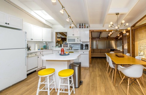 Kauneonga Lake House | Midcentury Modern Bungalow Bethel Woods/White Lake