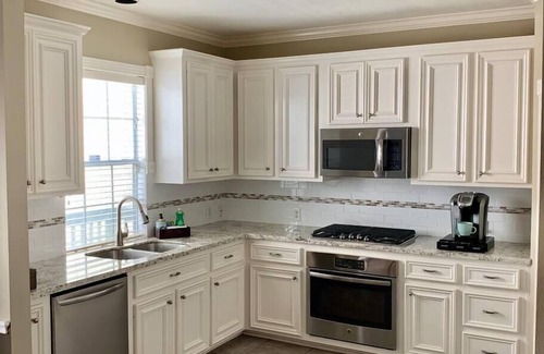Midtown House | ★ Midtown/Montrose, Private Patio With Hot Tub, Walk to Bars & Restaurants