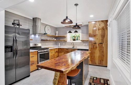Fairhope House | MidtownMidCenturyModern, FREE golfcart. Close to downtown, 3bds, 2baths. Office