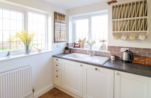 Sherwood Forest Cottage | MILL COTTAGE, family friendly, with open fire in Edwinstowe
