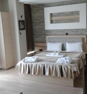 Lisina Hotel | Milmari - Breakfast and pool