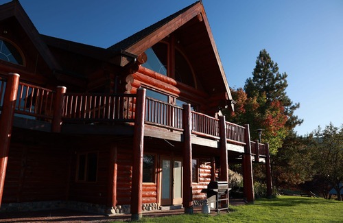 Colville House | Minutes from the sandy beaches of Lake Roosevelt & the Colville National Forest