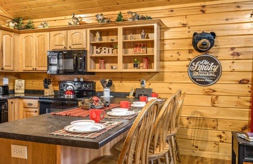 Sevierville Cabin | Minutes to Dollywood/Attraction-Spacious log Cabin-Resort Pool-Hot Tub-Cozy!