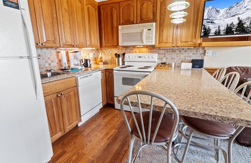 Snowshoe Condo | ML324 Charming & Rustic 1BR/1BA, relaxing mountain view (Connects to ML326)