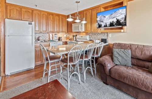 Snowshoe Condo | ML324 Charming & Rustic 1BR/1BA, relaxing mountain view (Connects to ML326)