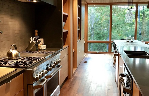 Irondale Cottage | Mod Haliburton Luxury: lakeside architectural gem, w/5 kms private hiking trails