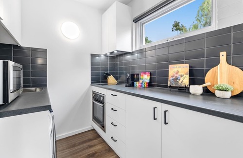 Parkville Apartment | Modern 1-Bed Apartment with Cosy Balcony
