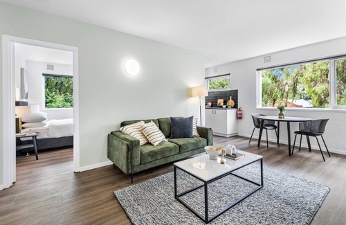 Parkville Apartment | Modern 1-Bed Apartment with Cosy Balcony