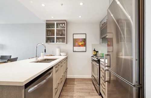 Downtown Eastside Apartment | Modern 1-Bed Condo | Mountain Views | 10 mins > DT