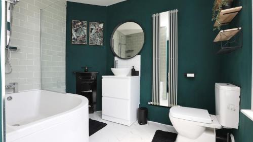 Enfield Highway House | Modern 2 bed house in Enfield with private driveway parking
