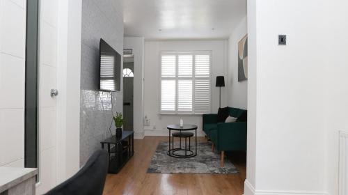Enfield Highway House | Modern 2 bed house in Enfield with private driveway parking